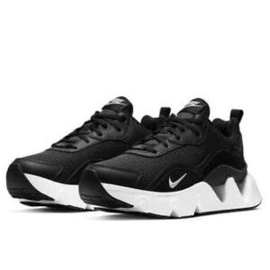 Nike Black and White Sneakers Modern Athletic Design